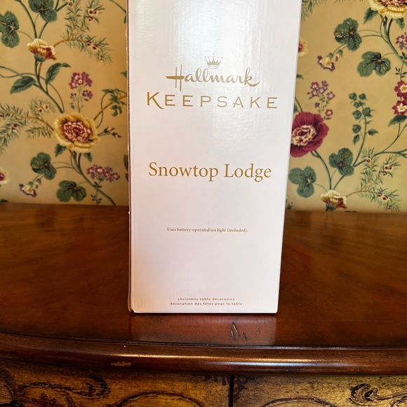 Hallmark 2012 Snowtop Lodge Ceramic Tabletop Snowman Candle House - Picture 3 of 12